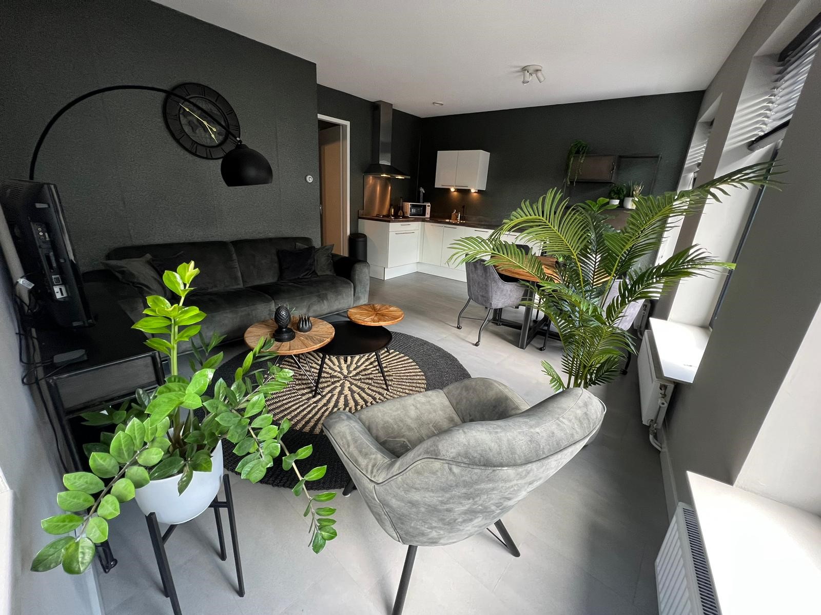 Eethoek in een gemeubileerde woning van Van der Heijden